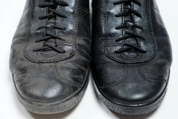Sapatos Pretos Couro Masculino Com Cadarços Fundo Branco Sujo Segundo — Fotografia de Stock