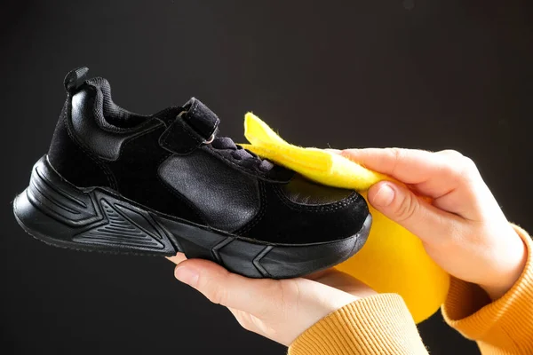 배경에 헝겊으로 아이의 신발을 닦는다 먼지를 아이들의 신발을 손질하는 — 스톡 사진