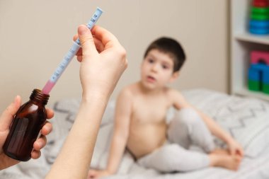 Çocuk doktoru ya da anne, çocuk için öksürük ya da sıcaklık şurubu için bir ölçü şırıngası yazar.