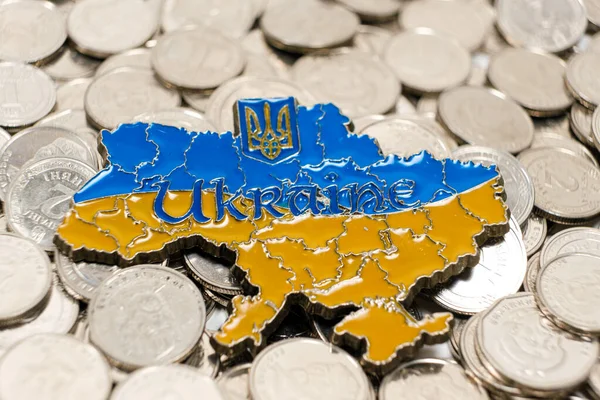 Карта Украины на украинских гривневых монетах. Денежный кризис в стране, международная помощь и инвестиции — стоковое фото