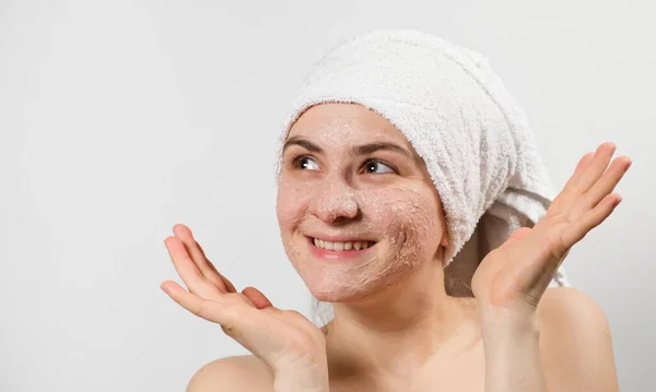 Una hermosa joven se aplicó un exfoliante o máscara en la cara, cuidado facial de la piel, limpieza de la piel —  Fotos de Stock