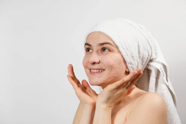Una hermosa joven se aplicó un exfoliante o máscara en la cara, cuidado facial de la piel, limpieza de la piel —  Fotos de Stock