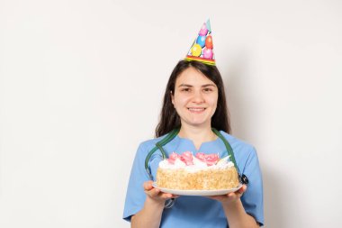 Bayram şapkası takmış bir kadın, elinde bir pasta, mesaj atabileceği bir yer, doktorun ya da hemşirenin olduğu gün..