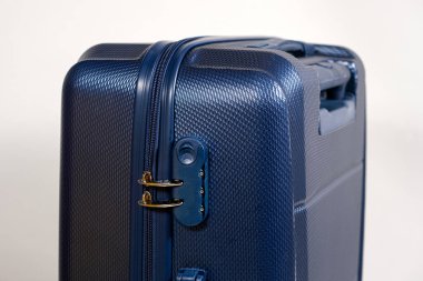 Kombinasyon kilidi ve kapalı fermuarlar beyaz arka planda mavi bir seyahat valizinde. Seyahat güvenliği.