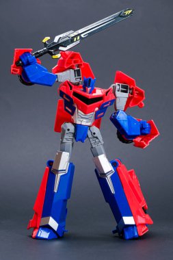 Robot transformatör siyah arka planda kırmızı ve mavi. Çocuklar için oyuncaklar, oyuncakçılar..