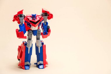 Bej bir zemin üzerinde kırmızı ve mavi robot yazı için yer var. Çocuklar için oyuncaklar, oyuncakçılar..