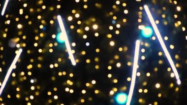 Geceleri güzel Noel ağacı, parlayan ışıklar ve çelenkler, sokak lambaları..