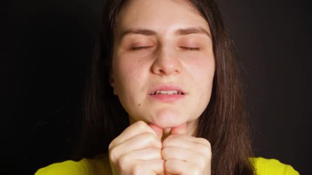 A woman with temporomandibular joint dysfunction performs exercises to strengthen the joint and lower jaw. — Vídeo de Stock