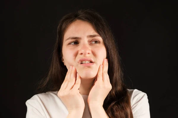 Bir kadın ellerini hassas bir temporomandibular eklem, işlev bozukluğu ve ağrı, çıkık çene, yirmilik diş sorunları.