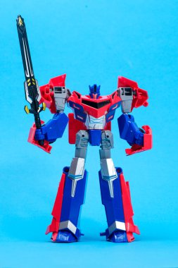 Mavi arka planda kırmızı robot transformatörü. Çocuklar için oyuncaklar, oyuncakçılar. 25 Nisan 2022, Zaporozhye, Ukrayna