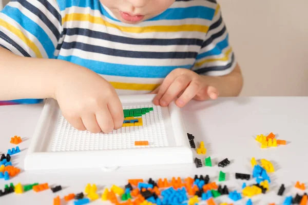 Manos de bebé y mosaicos. Juguetes para el desarrollo de habilidades motoras finas y pensamiento creativo. — Foto de Stock
