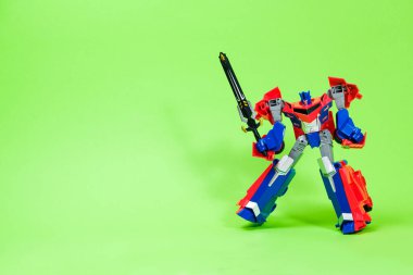 Robot transformatör kırmızı ve mavi arka planda ve metin için boşluk var. Çocuklar için oyuncaklar, oyuncakçılar. 25 Nisan 2022, Zaporozhye, Ukrayna