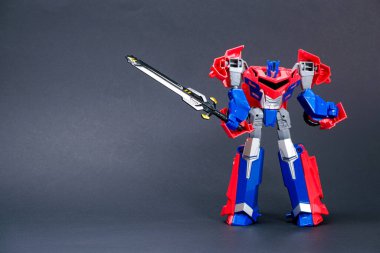 Robot transformatör siyah zemin üzerinde kırmızı ve mavi metin için boşluk. Çocuklar için oyuncaklar, oyuncakçılar..