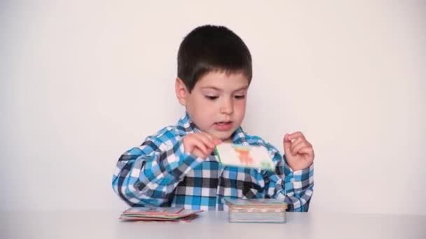 4歳の少年は、写真付きのカードで遊ぶ、就学前の子供のための教材. — ストック動画
