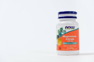 Beyaz arka planda magnezyum sitrat haplı kavanoz. İnsanlar için beslenme takviyeleri, metin için alanı olan pankart.