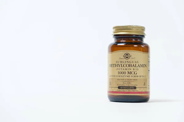 Pot avec des pilules sublinguales de vitamine B12, méthylcobalamine sur fond blanc avec espace pour le texte. compléments alimentaires. 19 Mai 2022, Ukraine, Zaporozhye — Photo