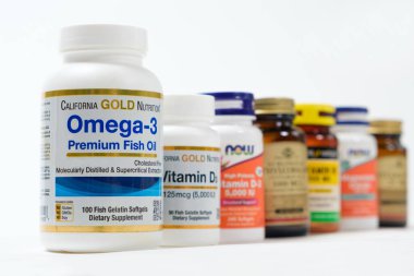 Beyaz arka planda Omaga 3 ve diyet takviyeleri. 19 Mayıs 2022, Ukrayna, Zaporozhye