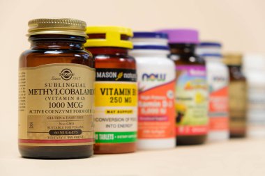 B 12 vitamini metilkobalamin ve bej arka planda diğer önemli besin maddeleri. 19 Mayıs 2022, Ukrayna, Zaporozhye