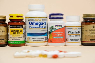 Bej kaplamalı bir sürü kavanoz. 19 Mayıs 2022, Ukrayna, Zaporozhye.