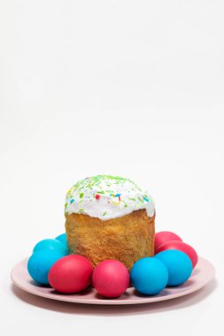 Paskalya pastası ve beyaz arka planda boyanmış yumurtalar, yazı için yer, dikey kart