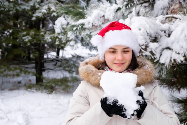 Una Mujer Sombrero Santa Sostiene Una Bola Nieve Sus Manos — Foto de Stock