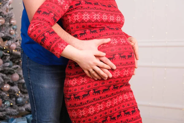 Marido Abraços Esposa Grávida Bofetadas Barriga Gravidez Para Natal Close — Fotografia de Stock