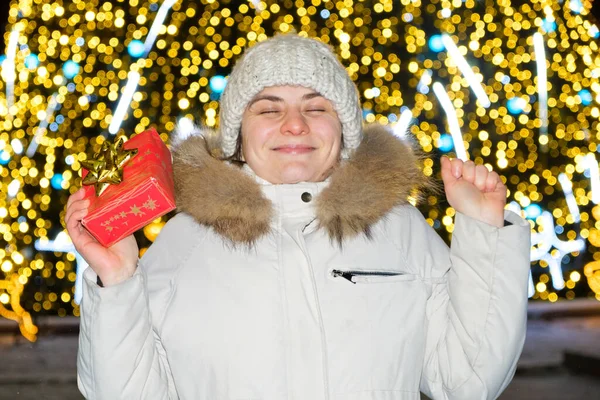 Une Jeune Femme Heureuse Devant Sapin Noël Avec Bokeh Tient — Photo