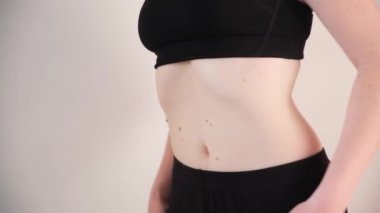 Bir kadın karın boşluğunu vakumlar ve karın boşluğunu kapatır..