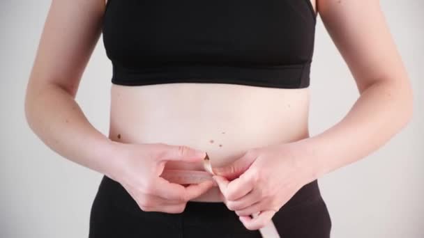 Une Femme Mesure Circonférence Abdomen Avec Ruban Centimètre Gros Plan — Video