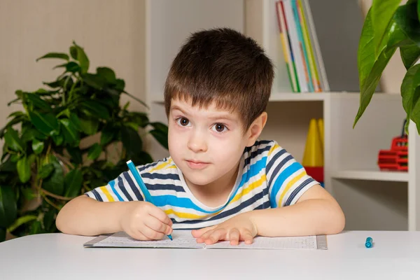 Дошкільна Дитина Вчиться Писати Пише Книгу — стокове фото