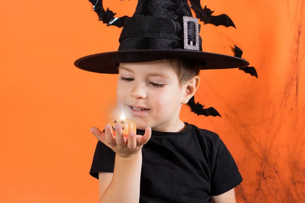 Halloween Och Barn Pojken Håller Pumpa Ljus Orange Bakgrund Kopiera — Stockfoto