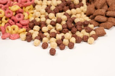 Değişik bir kahvaltı gevreği seti. Yüzükler, toplar ve pedler.