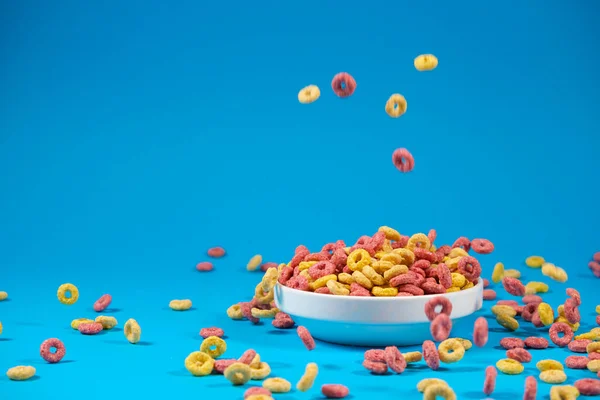 Anillos Cereales Desayuno Multicolores Vierten Plato Sobre Fondo Azul Lugar —  Fotos de Stock
