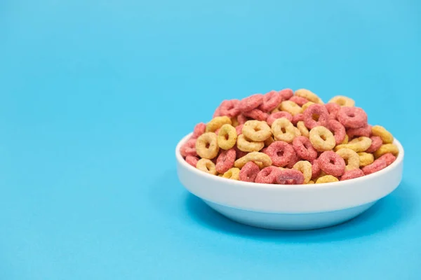 Café Manhã Cereal Rápido Forma Anéis Uma Chapa Contexto Azul — Fotografia de Stock