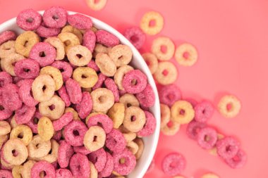 Pembe arka planda tabakta halka şeklinde hızlı bir kahvaltı..