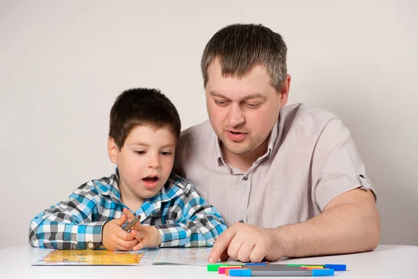 Dad Teaches His Son Read Names Write Letters Together Parent — Stock Photo, Image