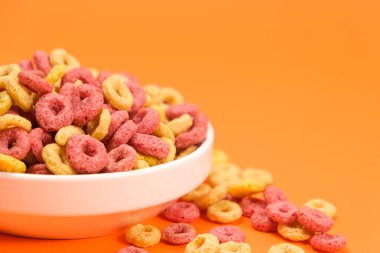 Turuncu bir arka planda tabakta halka şeklinde hızlı bir kahvaltı..