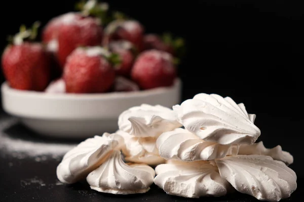 Baiser Nahaufnahme Und Erdbeeren Einem Teller Auf Schwarzem Hintergrund Fruchtdesserts — Stockfoto