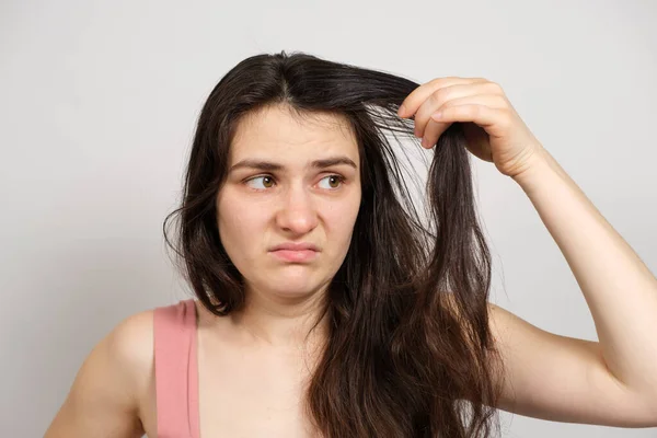 Uma Bela Mulher Morena Sem Maquiagem Com Cabelo Oleoso Sujo — Fotografia de Stock