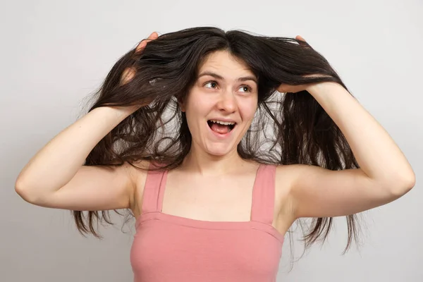 Una Hermosa Morena Con Pelo Largo Sobre Fondo Blanco Sostiene — Foto de Stock