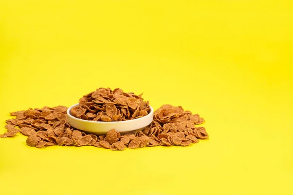 Copos Trigo Duro Cereal Desayuno Rápido Plato Sobre Fondo Amarillo —  Fotos de Stock