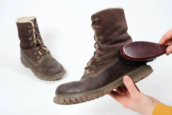 Een Vrouw Borstelt Nubuck Oppervlak Van Bruine Vrouwen Schoenen Een — Stockfoto