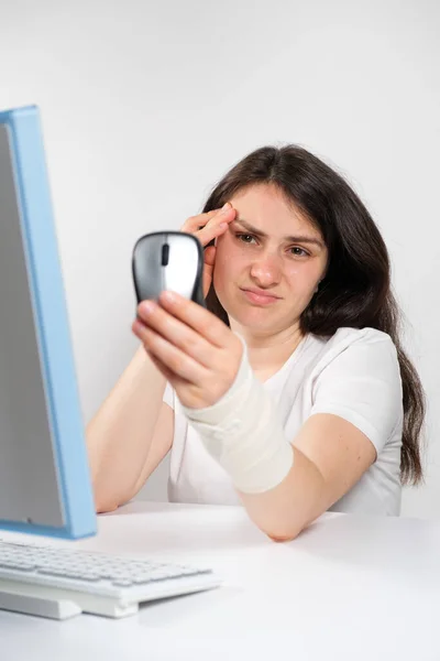 Una Mujer Con Vendaje Elástico Muñeca Sienta Frente Una Computadora —  Fotos de Stock