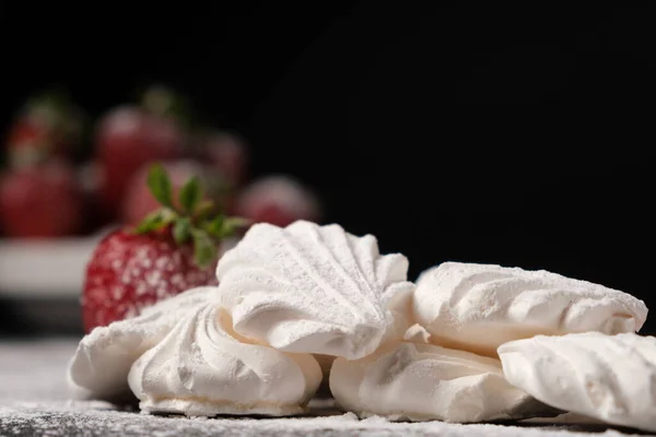 Baiser Nahaufnahme Und Erdbeeren Einem Teller Auf Schwarzem Hintergrund Fruchtdesserts — Stockfoto