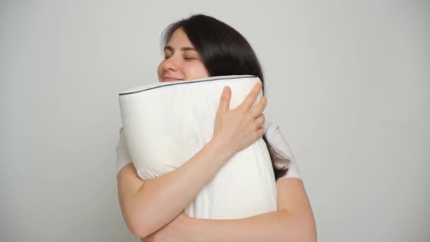 Una Mujer Abraza Almohada Blanca Ortopédica Favorita Sonríe Mientras Mira — Vídeos de Stock