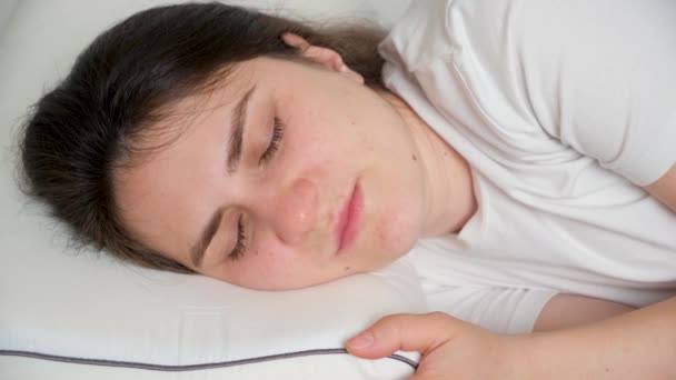Una Donna Dorme Digrigna Denti Nel Sonno Sonno Inquieto Abrasione — Video Stock