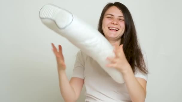 Una Mujer Feliz Arroja Querida Almohada Ortopédica Sobre Fondo Blanco — Vídeo de stock