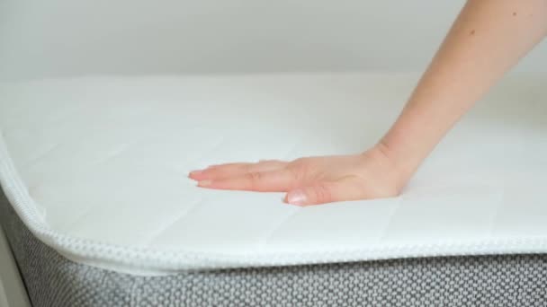 Een Vrouw Drukt Haar Hand Een Orthopedische Matras Close — Stockvideo