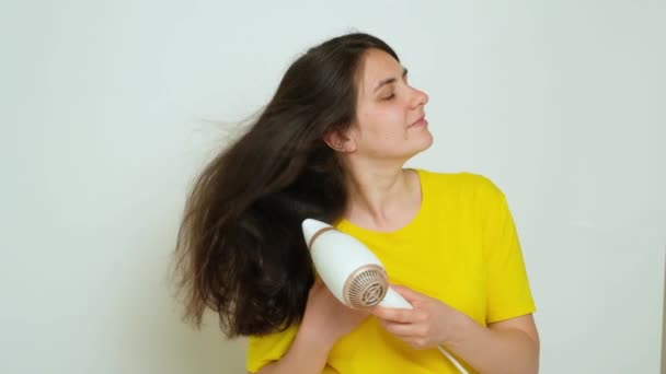 Mujer Morena Seca Cabello Largo Con Secador Pelo Sonríe Sobre — Vídeos de Stock