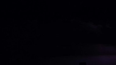 Gece gökyüzünde gök gürültülü bir fırtına, gece parlayan bir gökyüzü.